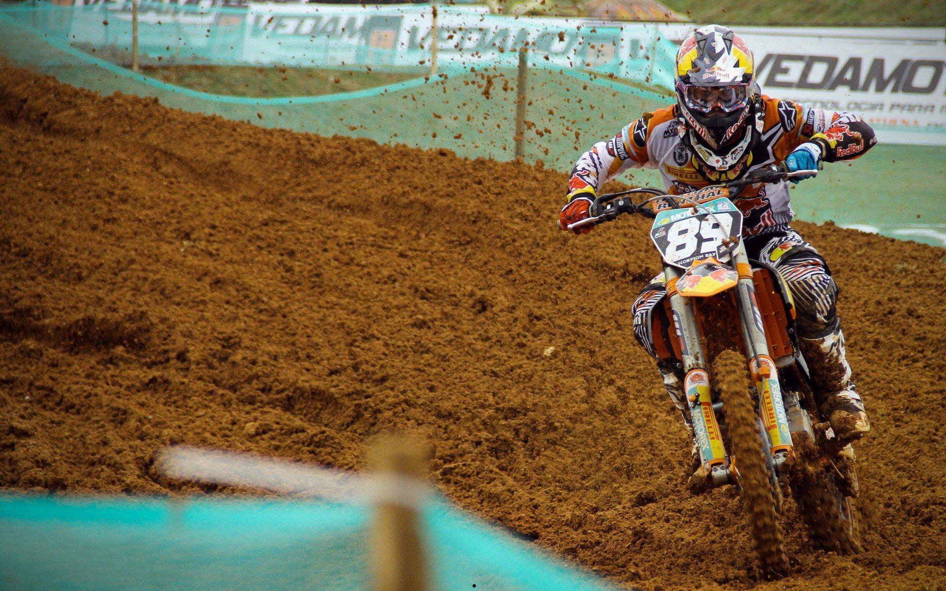 新赛季揭幕战折损大将,主帅雅尼斯直言最痛莫过于见队员倒下